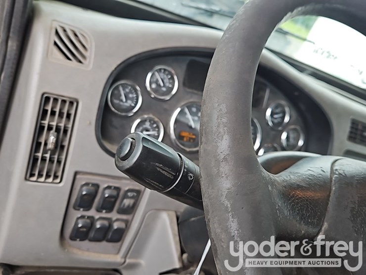 2016-peterbilt-348-image-33