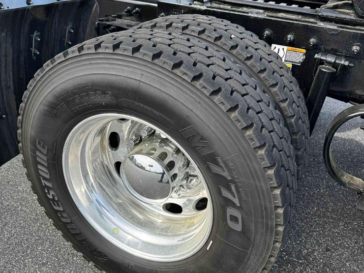 2023-peterbilt-579-image-21