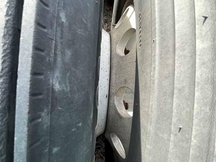 #134-•-2001-freightliner-century-class-sleeper-cab-semi-tractor-(has-wi-title)-(non-runner)-image-25