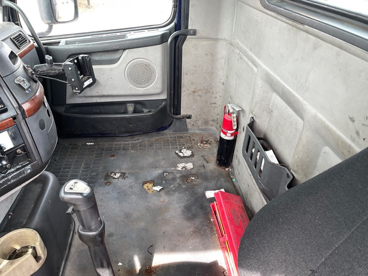 #117-•-2009-volvo-day-cab-semi-tractor-(has-wi-title)-image-68