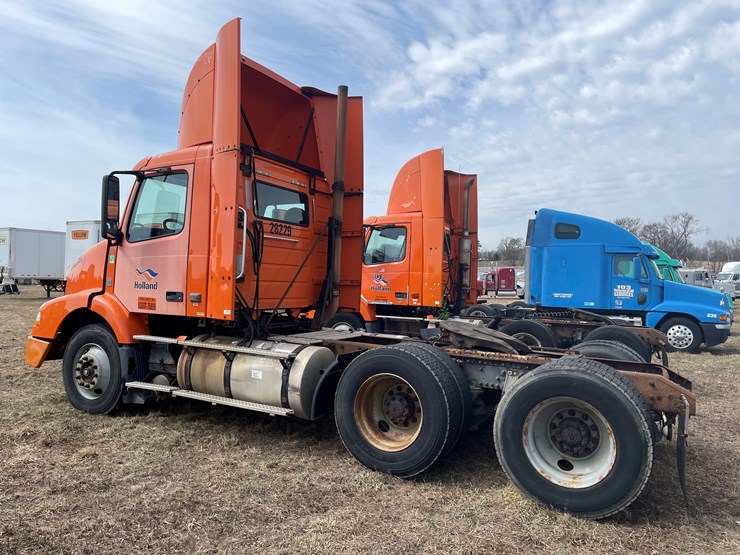 #122-•-2009-volvo-day-cab-semi-tractor-(has-wi-title)-image-6
