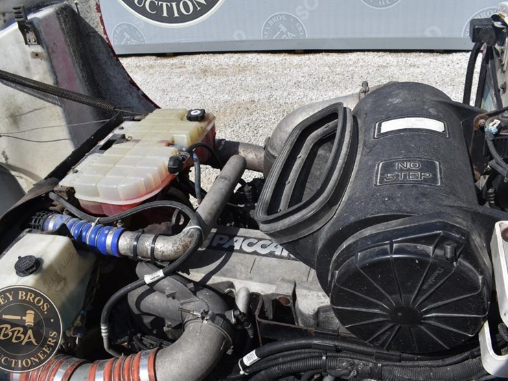 2012-peterbilt-384-image-34