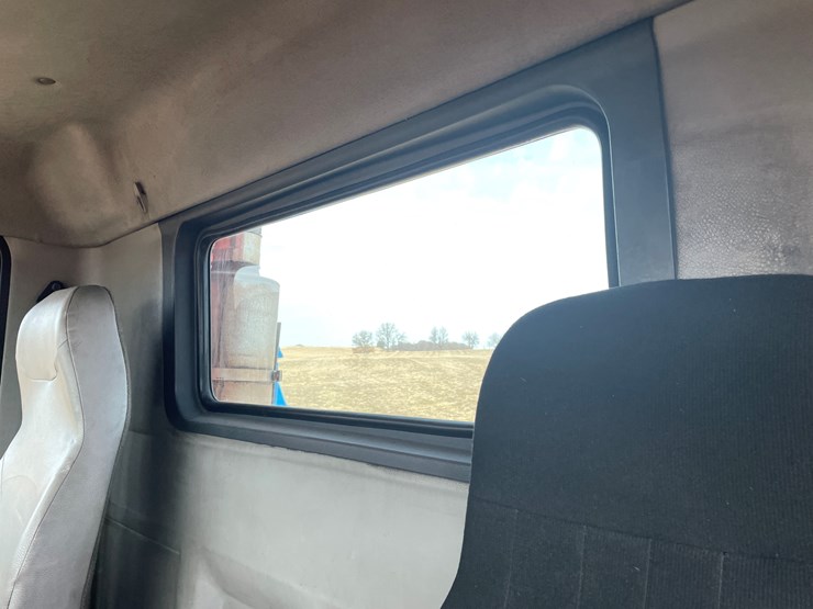 #123-•-2006-volvo-day-cab-semi-tractor-(has-wi-title)-image-81