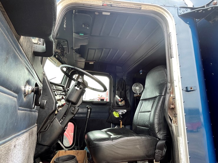 1999-peterbilt-377-image-63