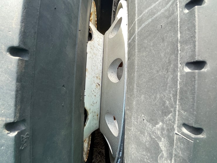 #134-•-2001-freightliner-century-class-sleeper-cab-semi-tractor-(has-wi-title)-(non-runner)-image-31