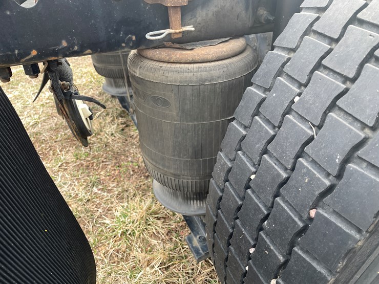 #116-•-2018-volvo-single-axle-day-cab-semi-tractor-(has-wi-title)-image-31