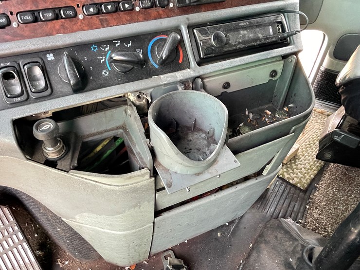 #134-•-2001-freightliner-century-class-sleeper-cab-semi-tractor-(has-wi-title)-(non-runner)-image-80