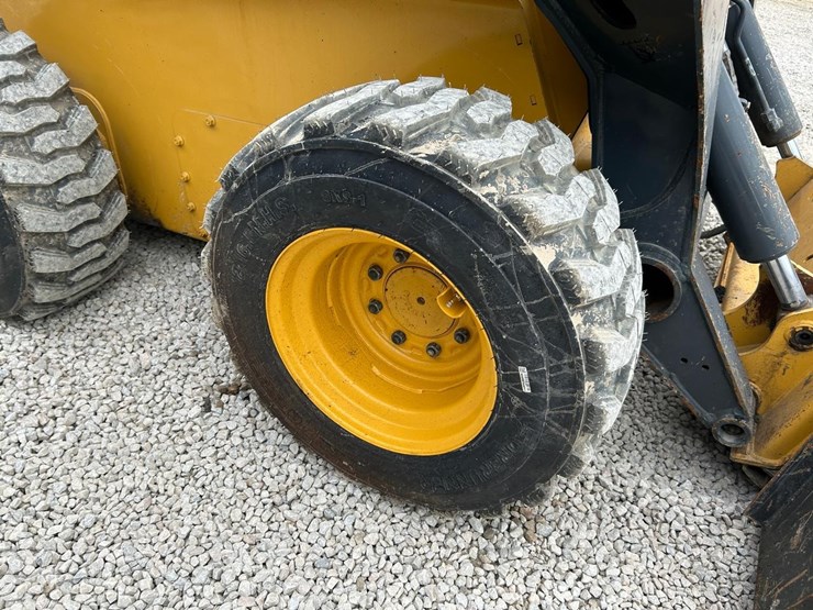 2020-deere-332g-image-12