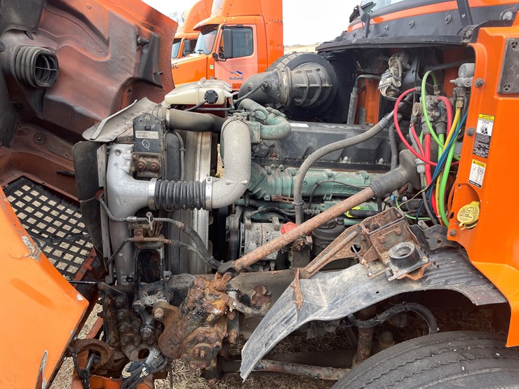 #121-•-2009-volvo-day-cab-semi-tractor-(has-wi-title)-image-58