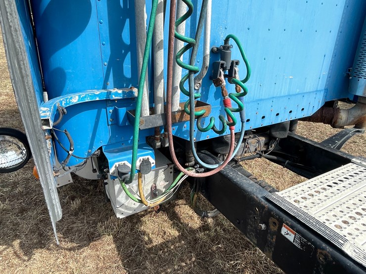 #134-•-2001-freightliner-century-class-sleeper-cab-semi-tractor-(has-wi-title)-(non-runner)-image-19