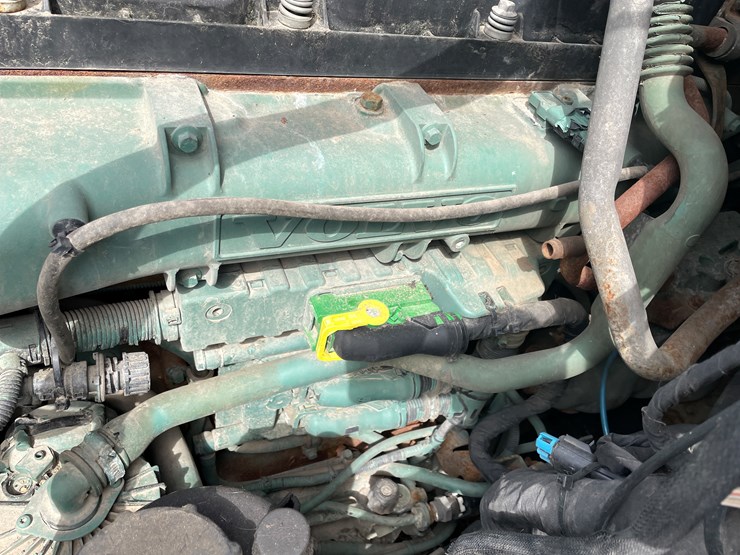 #121-•-2009-volvo-day-cab-semi-tractor-(has-wi-title)-image-64