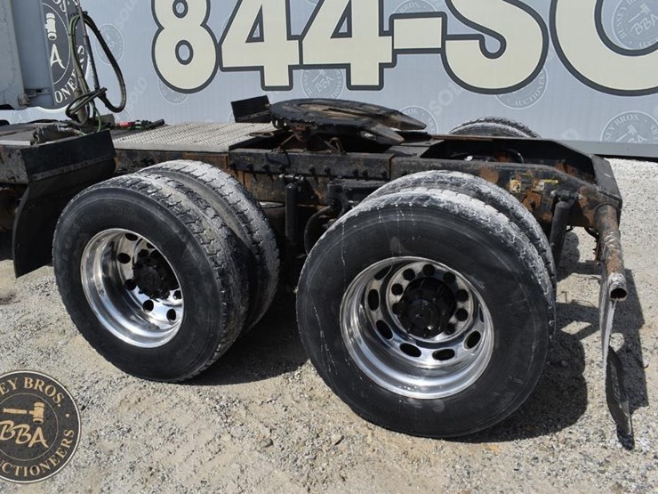 2012-peterbilt-384-image-19