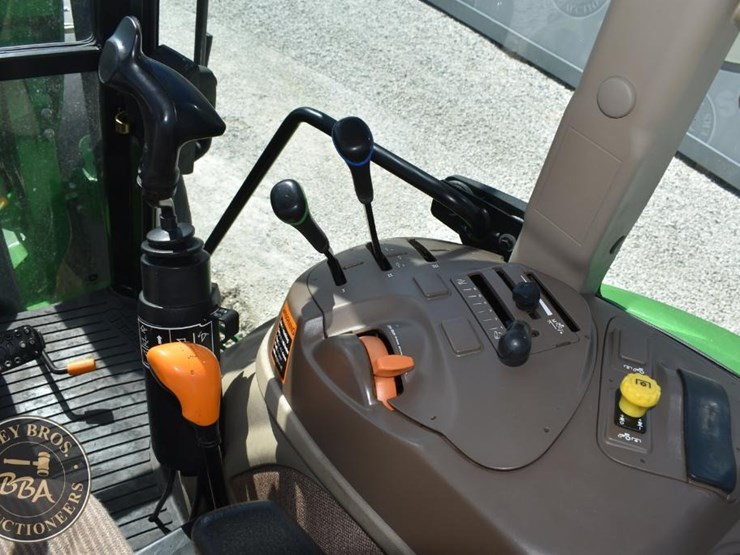 2014-john-deere-6140d-image-44