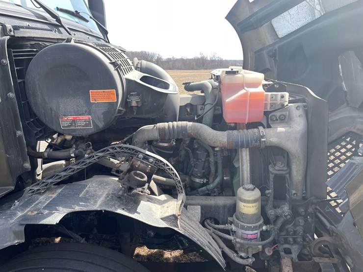 #115-•-2013-volvo-single-axle-day-cab-semi-tractor-(has-wi-title)-image-58