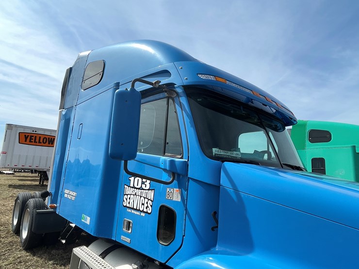 #134-•-2001-freightliner-century-class-sleeper-cab-semi-tractor-(has-wi-title)-(non-runner)-image-49
