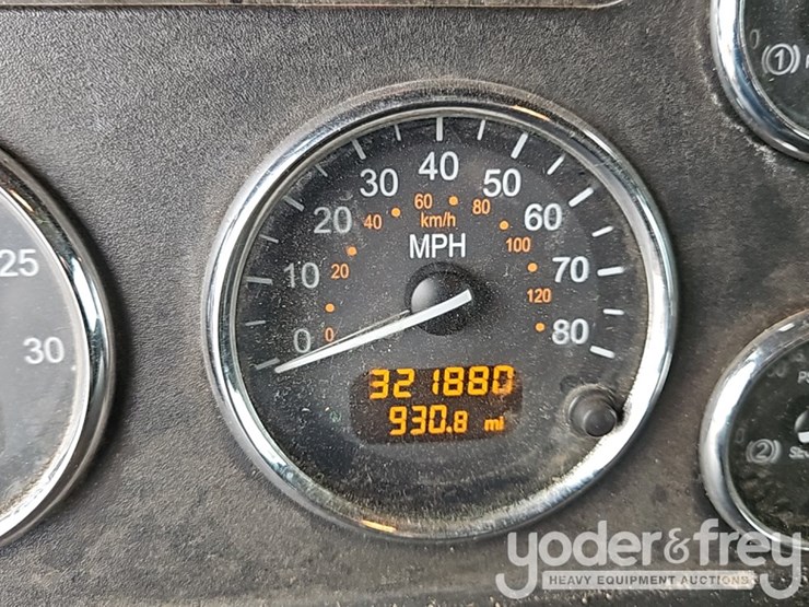 2016-peterbilt-348-image-38