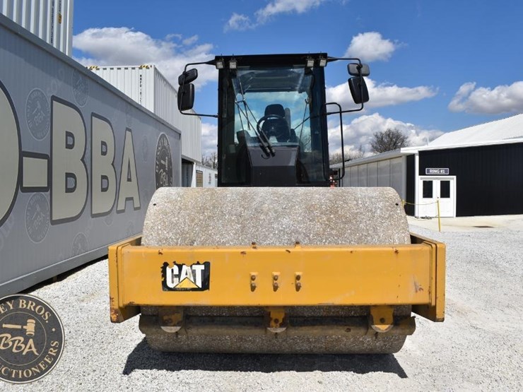 2015-caterpillar-cs66b-image-13