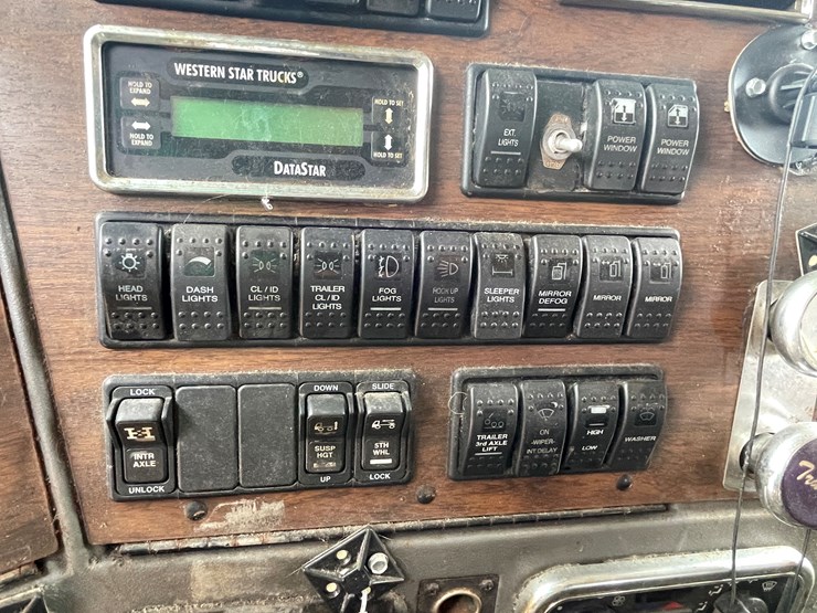 #128-•-2003-western-star-sleeper-cab-semi-tractor-(has-wi-title)-(non-runner)-image-77