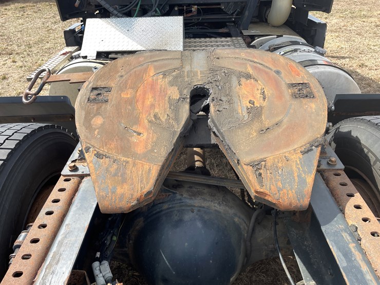 #115-•-2013-volvo-single-axle-day-cab-semi-tractor-(has-wi-title)-image-40