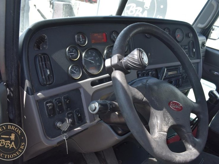 2012-peterbilt-384-image-42
