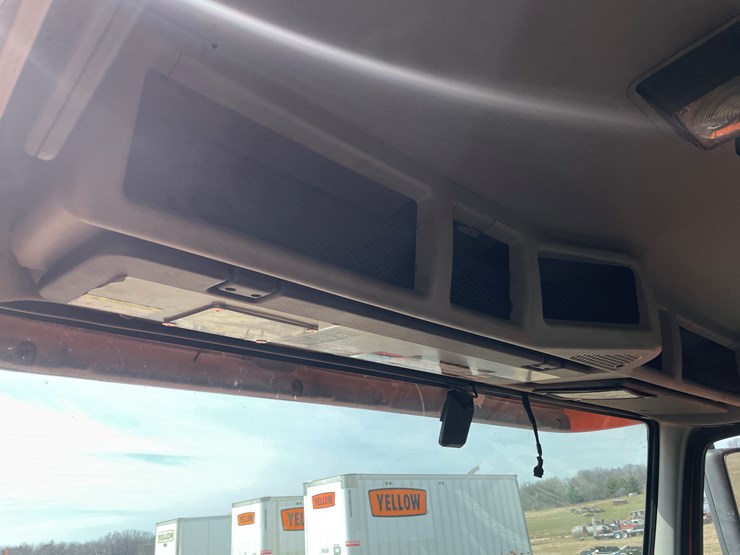 #122-•-2009-volvo-day-cab-semi-tractor-(has-wi-title)-image-76