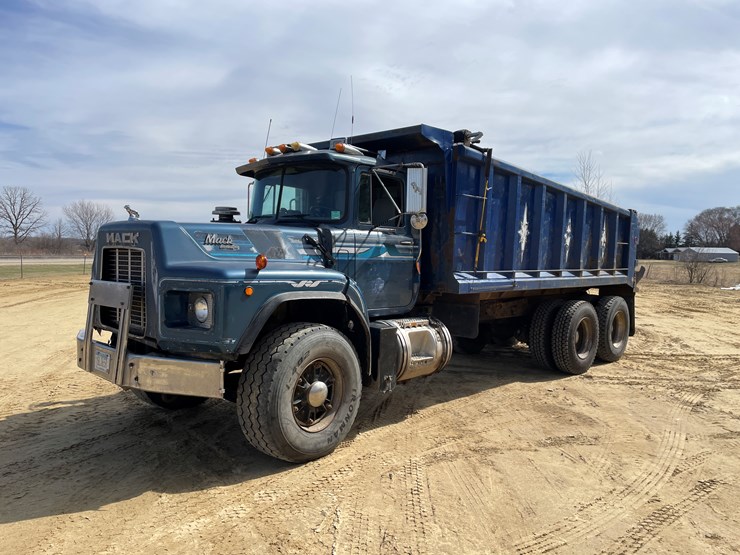 #401-•-1991-mac-rb688s-dump-truck-(has-mn-title)-image-1