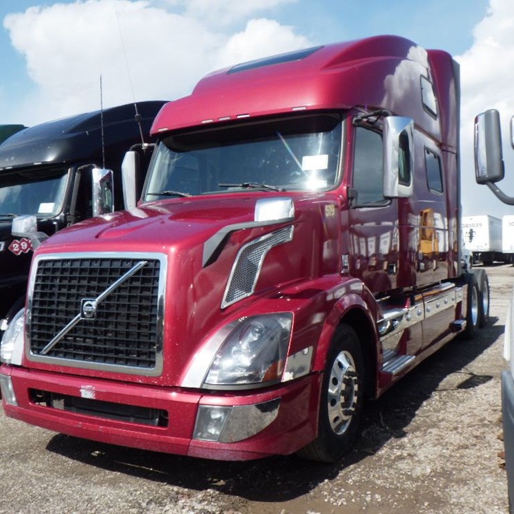 2016 VOLVO VNL780