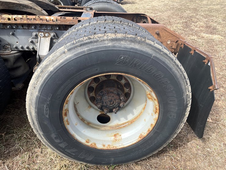 #122-•-2009-volvo-day-cab-semi-tractor-(has-wi-title)-image-43