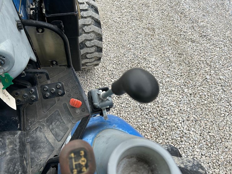 new-holland-boomer-40-image-22