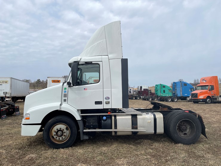 #116-•-2018-volvo-single-axle-day-cab-semi-tractor-(has-wi-title)-image-8