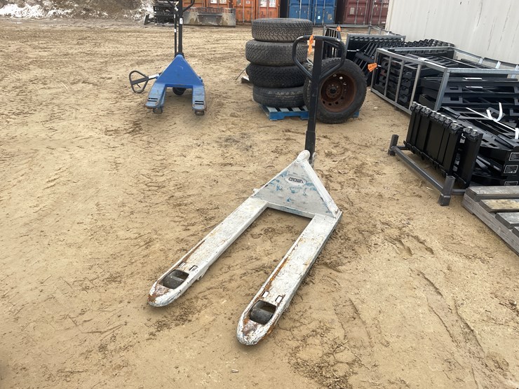 #3917-•-crown-5,000-lbs.-pallet-jack-image-1