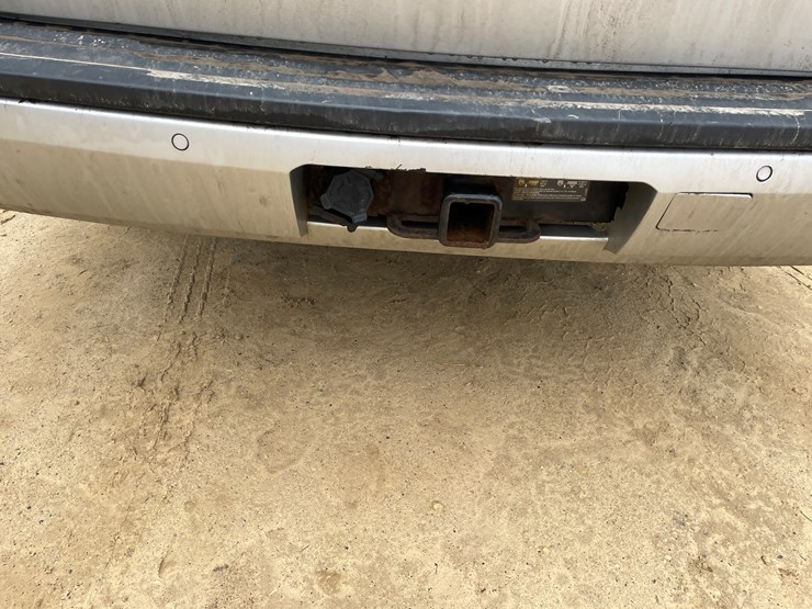 2015-chevrolet-suburban-image-24