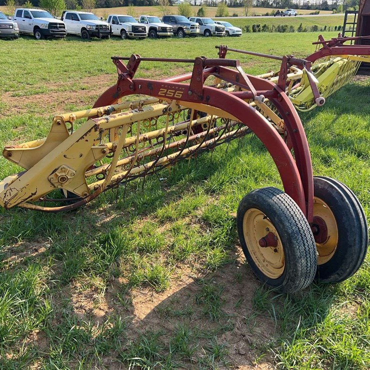 NEW HOLLAND 256
