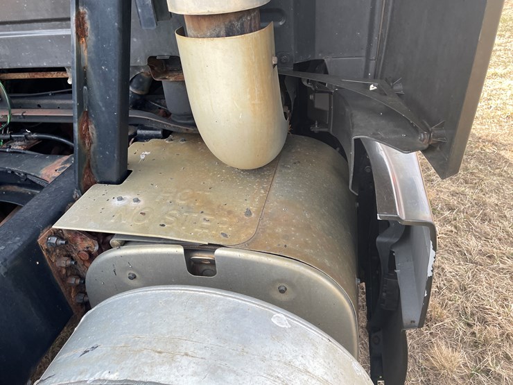 #115-•-2013-volvo-single-axle-day-cab-semi-tractor-(has-wi-title)-image-20