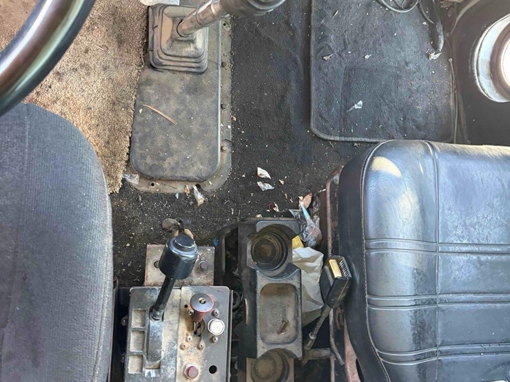 1996-peterbilt-tri-axle-dump-image-11