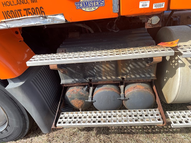 #123-•-2006-volvo-day-cab-semi-tractor-(has-wi-title)-image-60