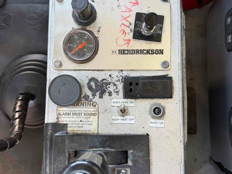 2009-mack-gu713-tri-axle-dump-image-33