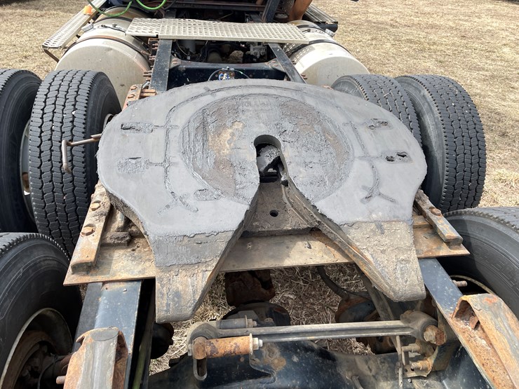 #117-•-2009-volvo-day-cab-semi-tractor-(has-wi-title)-image-41