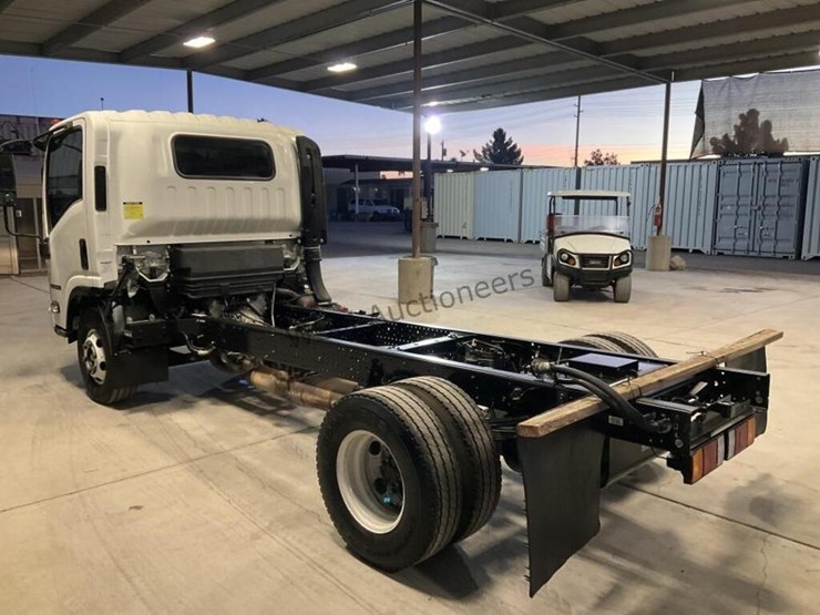 2016-isuzu-npr-image-5