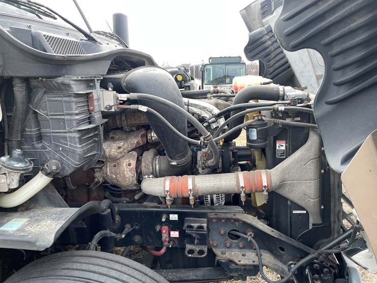 #104-•-2016-freightliner-cascade-evolution-sleeper-cab-semi-tractor-(has-wi-title)-image-48