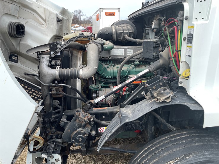 #116-•-2018-volvo-single-axle-day-cab-semi-tractor-(has-wi-title)-image-57