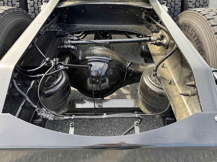 2023-peterbilt-579-image-19