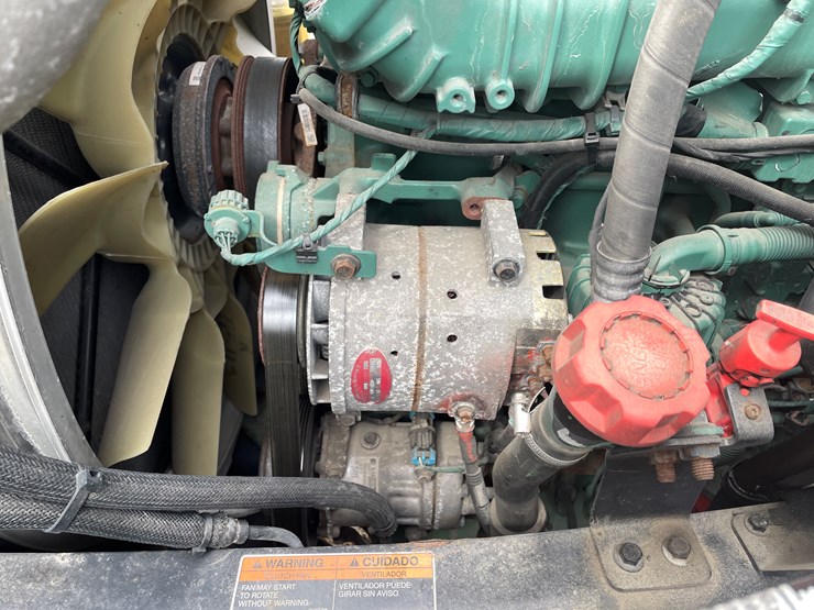 #116-•-2018-volvo-single-axle-day-cab-semi-tractor-(has-wi-title)-image-60