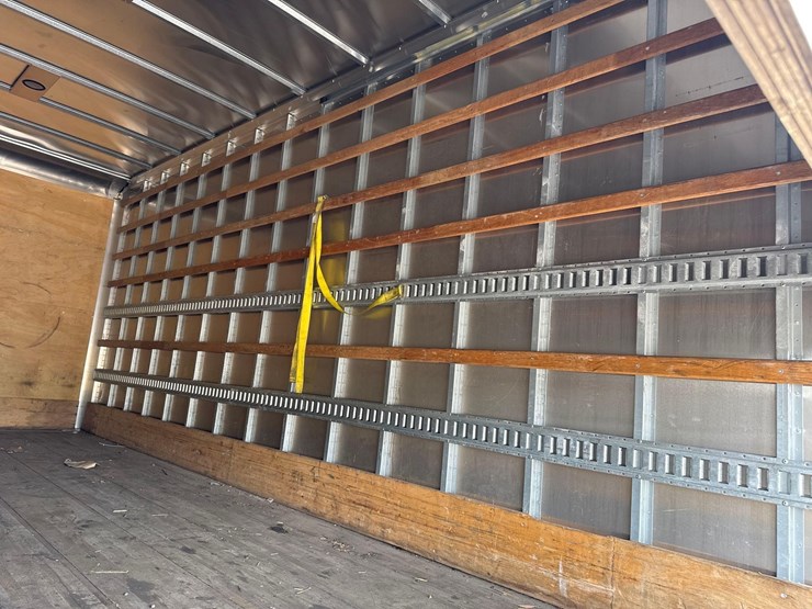 2022-isuzu-nrr-image-13