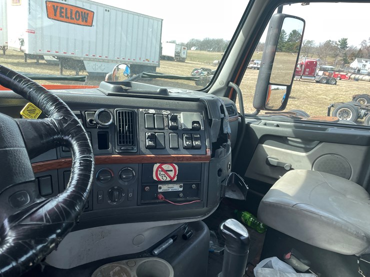 #123-•-2006-volvo-day-cab-semi-tractor-(has-wi-title)-image-84