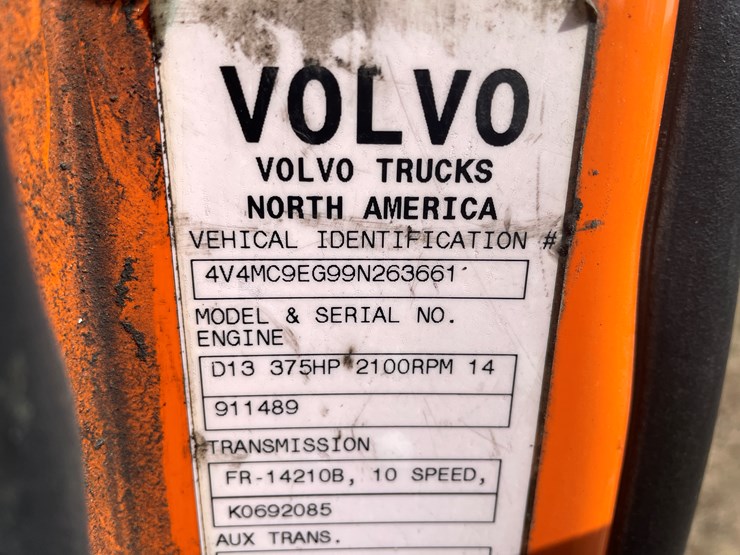 #121-•-2009-volvo-day-cab-semi-tractor-(has-wi-title)-image-87