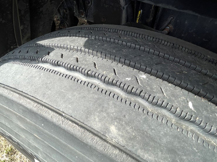 #134-•-2001-freightliner-century-class-sleeper-cab-semi-tractor-(has-wi-title)-(non-runner)-image-63