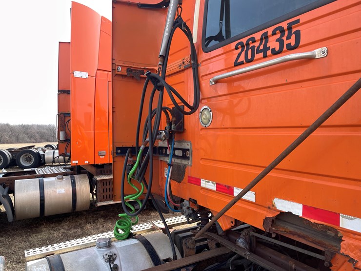 #123-•-2006-volvo-day-cab-semi-tractor-(has-wi-title)-image-25