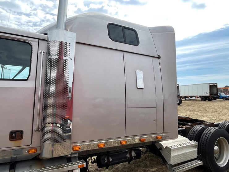#128-•-2003-western-star-sleeper-cab-semi-tractor-(has-wi-title)-(non-runner)-image-16