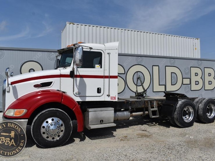 2012-peterbilt-384-image-3